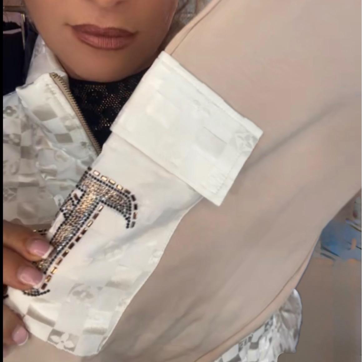 9126 TATU JOGGING 3 PIÈCES Tenue de Jogging Beige Élégante avec Pantalon à Poches Doudoune en Strass Dorés et Tee-shirt Uni