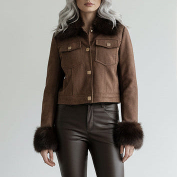 Blouson fourré 82217 – veste courte femme marron effet daim avec intérieur en fausse fourrure, col et poignets fourrés, boutons dorés et poches poitrine, style chic pour l&
