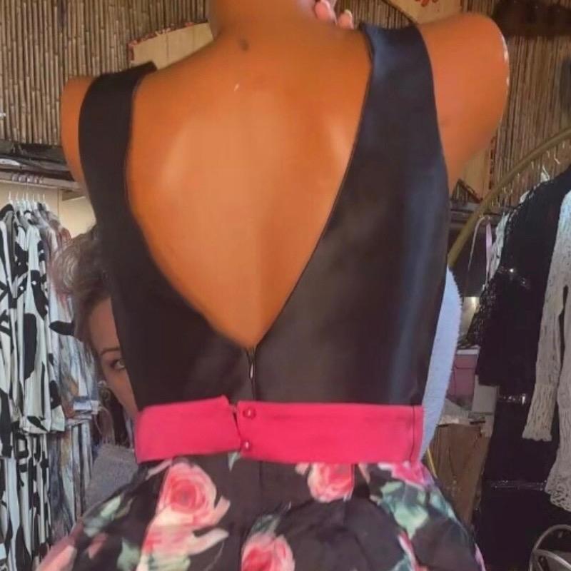 ROBE PATINEUSE ÉLÉGANTE en tissu brillant avec haut noir décolleté en V et jupe motifs roses fuchsia pour occasions spéciales