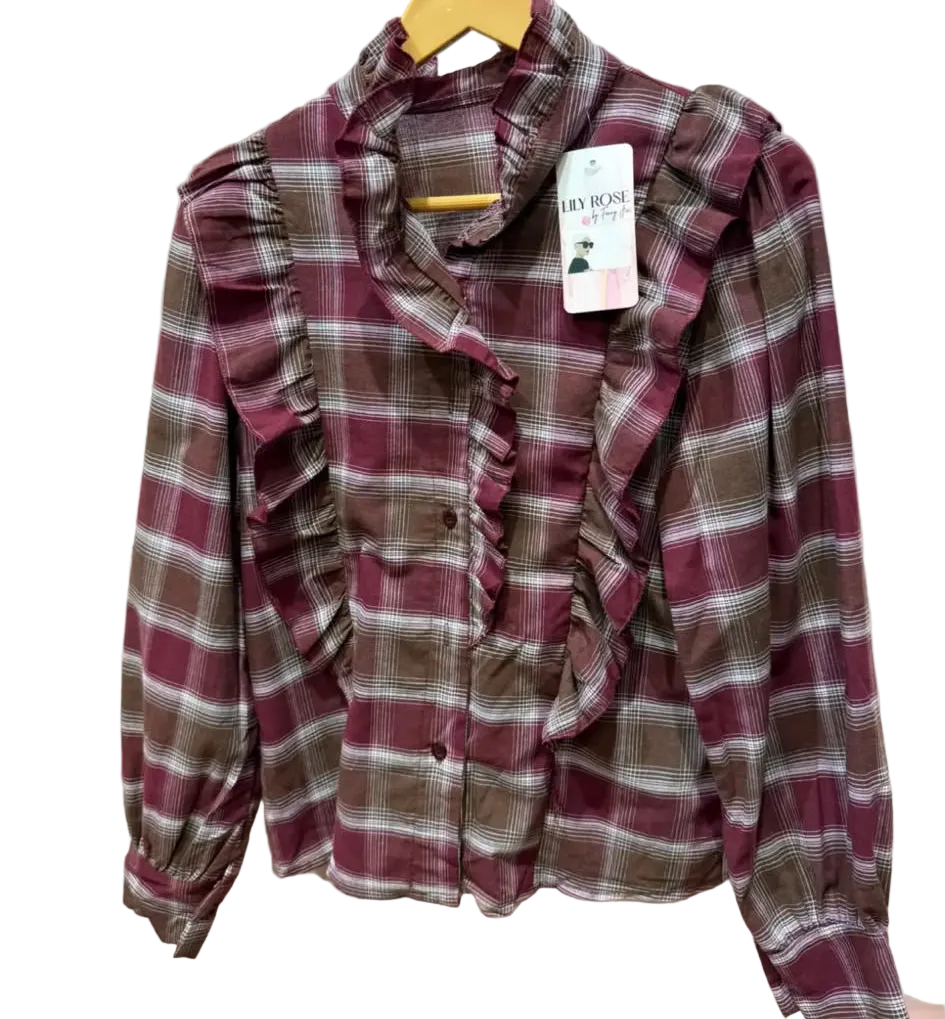 Chemisier tartan 33109 – blouse femme à carreaux bordeaux et marron avec grands volants sur le buste, col montant et manches bouffantes, style romantique pour l&