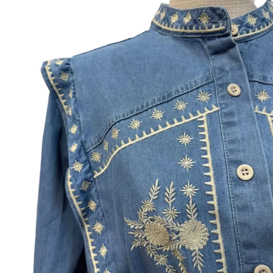 Chemise brodée LR2929 – chemise femme en jean bleu clair avec motifs floraux et étoiles sur le plastron, col montant et manches bouffantes, style bohème chic romantique