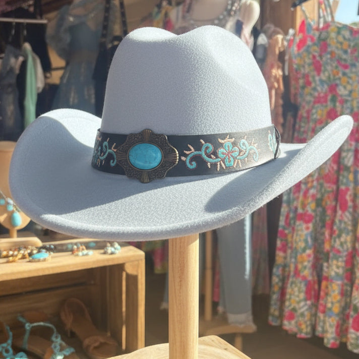 CHAPEAUX de cow-boy style western chic 902 et bohème avec bandeau brodé floral, médaillon central travaillé et finitions premium. l&