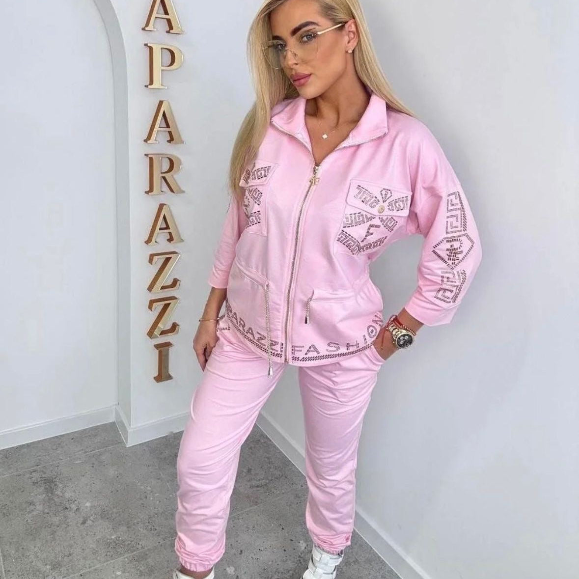Paparazzi Fashion 0133 ensemble 2 pièces, jogging premium rose pastel veste zippée à strass & pantalon ajusté,style urban chic & glamour ""tenue de détente confortable et tendance pour femme vêtement femme tendance de la collection Pap