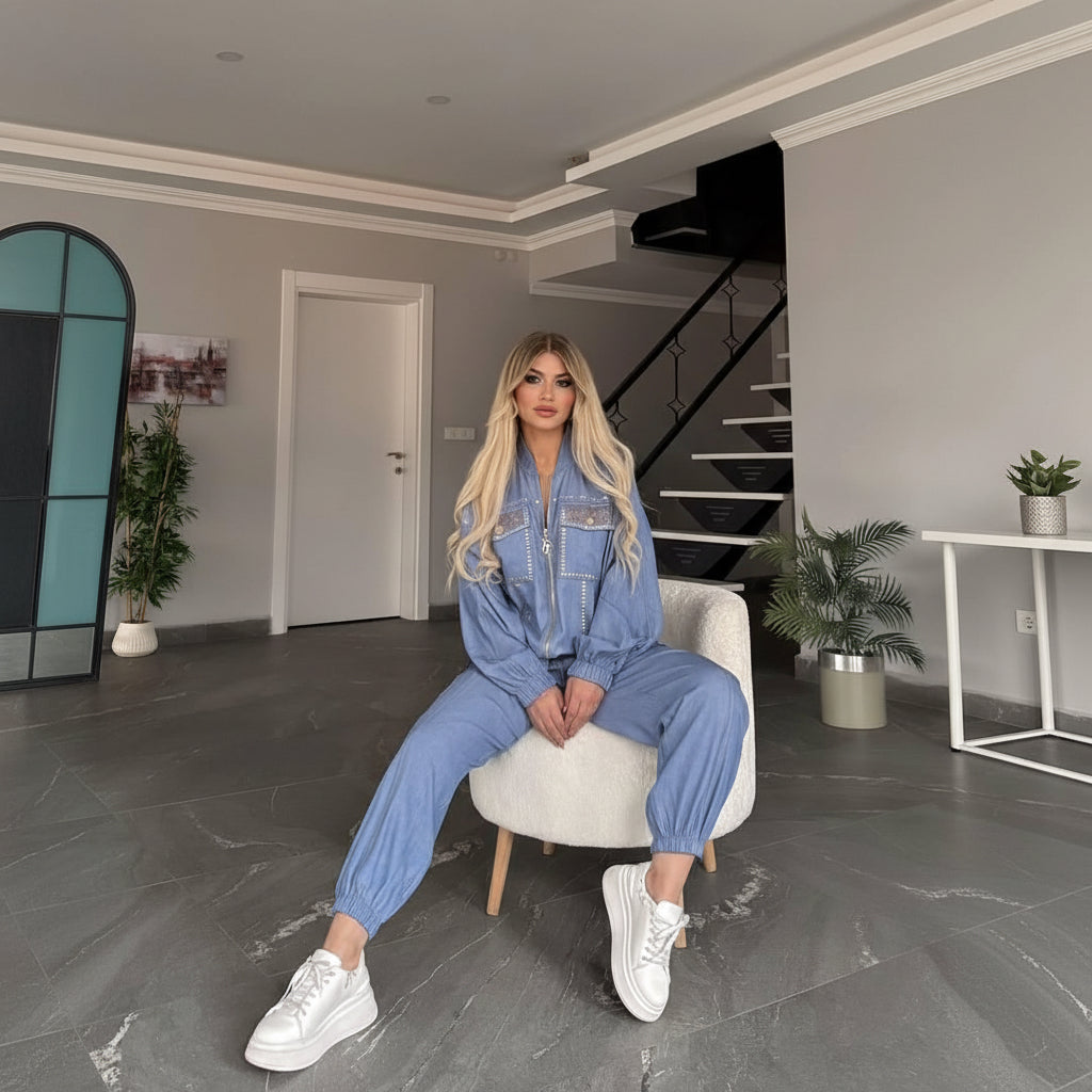 1048 tattu ensemble combinaison denim bleu clair premium style cargo chic avec détails strass étincelants coupe relax confortable tendance streetwear glamour outfit de luxe idéal printemps 2026