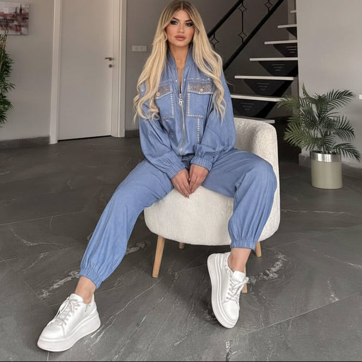 JOGGING TATU FASHION 1048 denim bleu clair premium style cargo chic avec détails strass étincelants coupe relax confortable tendance streetwear glamour outfit de luxe idéal printemps 2026