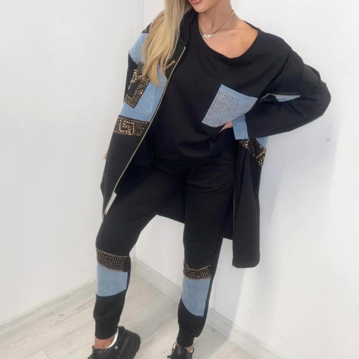0057 PAPARAZZI Ensemble trois pièces bi-matieres pantalon resserré vers le bas en sweat et jeans et t-shirt veste longue fermée avec fermeture éclair avec des logos en strass dorés en sweat et jeans