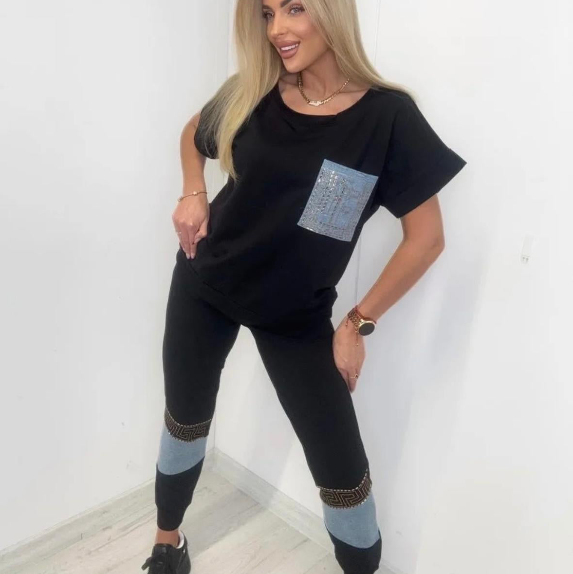 0057 PAPARAZZI Ensemble trois pièces bi-matieres pantalon resserré vers le bas en sweat et jeans et t-shirt veste longue fermée avec fermeture éclair avec des logos en strass dorés en sweat et jeans