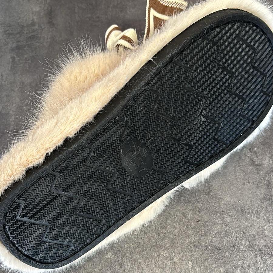JCG2 Chaussons Doux et Confortables en Fourrure Synthétique Noir Beige Marron Ruban Imprimé Love pour Chaleur Confort et Style à la Maison