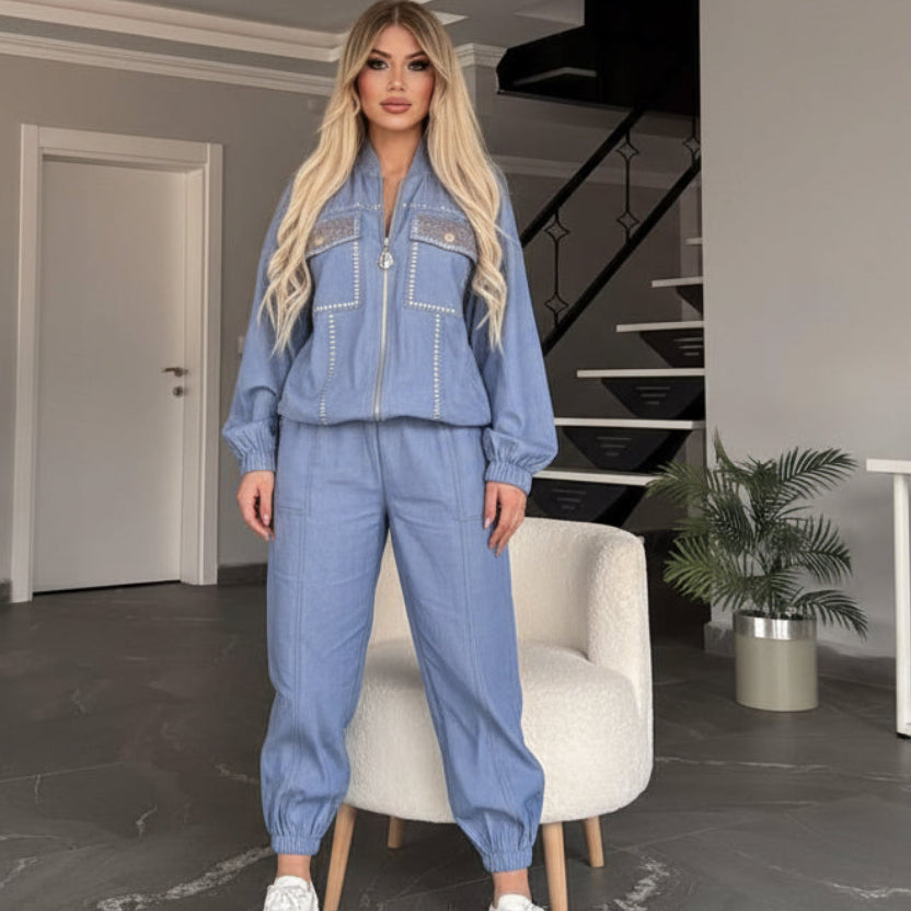 1048 tattu ensemble combinaison denim bleu clair premium style cargo chic avec détails strass étincelants coupe relax confortable tendance streetwear glamour outfit de luxe idéal printemps 2026