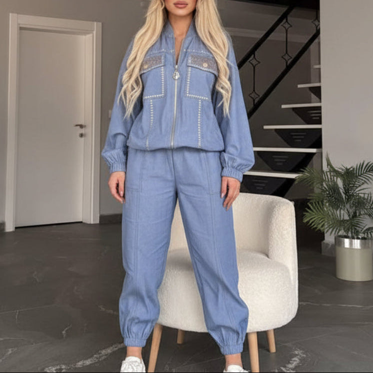JOGGING TATU FASHION 1048 denim bleu clair premium style cargo chic avec détails strass étincelants coupe relax confortable tendance streetwear glamour outfit de luxe idéal printemps 2026