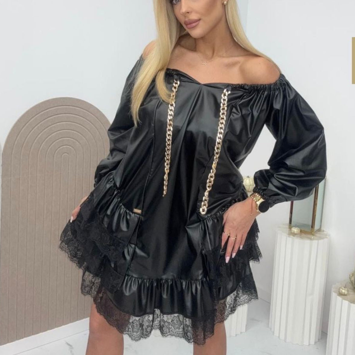 PAPARAZZI 1296 Robe courte noire en similicuir à épaules dénudées et bordures dentelle, mini robe fluide avec chaînes dorées et manches bouffantes, look glamour rock chic pour soirée et événement