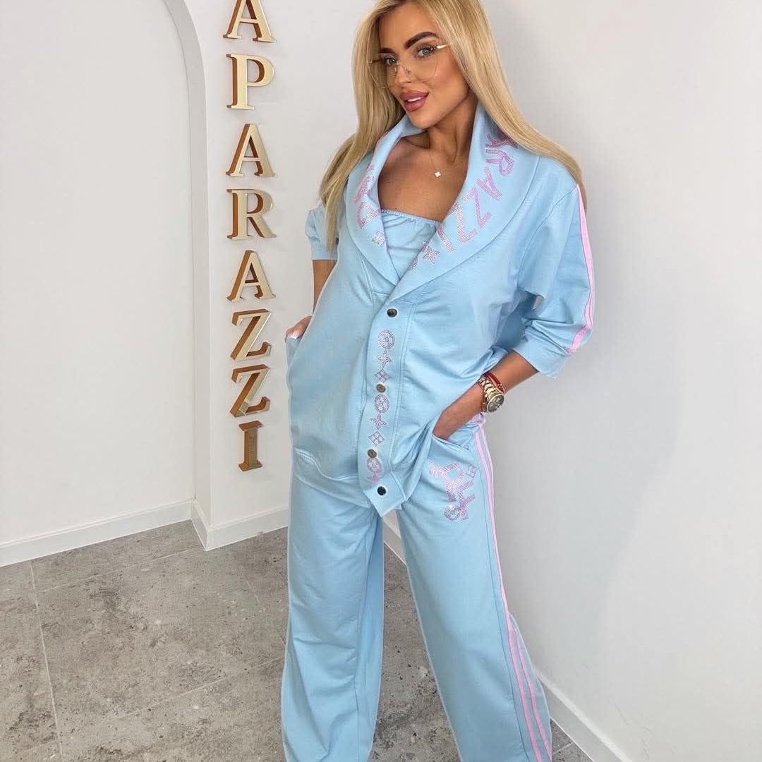 0129 PAPARAZZI sublimez votre allure avec cet ensemble trois pièces bleu ciel exclusif signé paparazzi, comprenant un pantalon fluide, un top bustier et une chemise oversize ornés de strass roses étincelants.