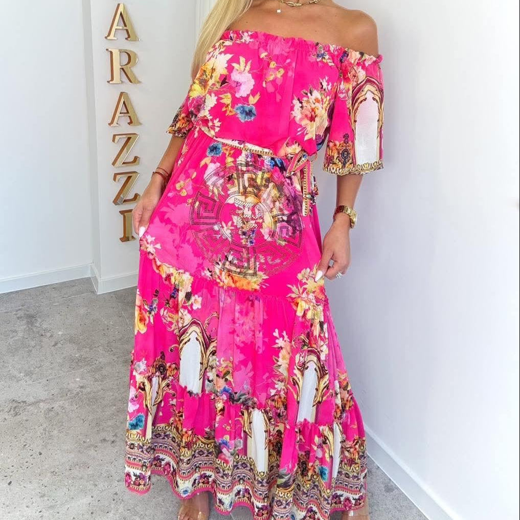 PAPARAZZI robe longue 2134 maxi fuchsia chic imprimé floral et baroque, style épaules dénudées (off-shoulder), coupe fluide élégante et tendance, parfaite pour une allure glamour habillée en toutes circonstances, tissu léger et confortable.
