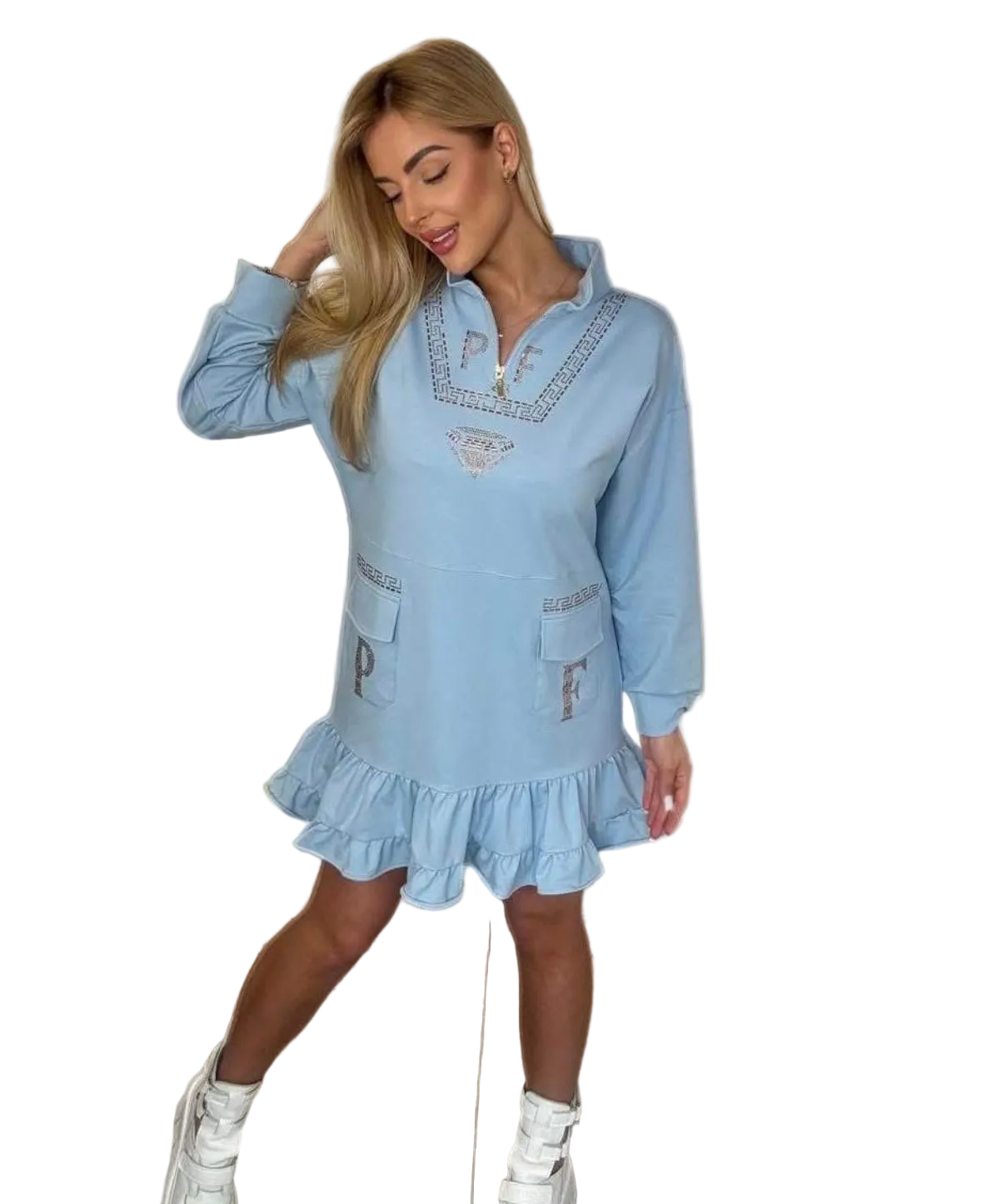 0080 robe-sweat bleu azur au style unique. Alliant confort et détails "couture" avec ses strass étincelants, son col zippé et ses volants romantiques, elle offre une allure urbaine et iconique pour toutes vos sorties.