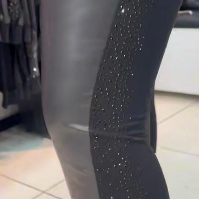 Ensemble sport chic TATU 7282 – jogging femme noir à détails strass et similicuir, tenue confortable et moderne, idéale avec des baskets pour un look urbain féminin à porter en toute saison et stylée.