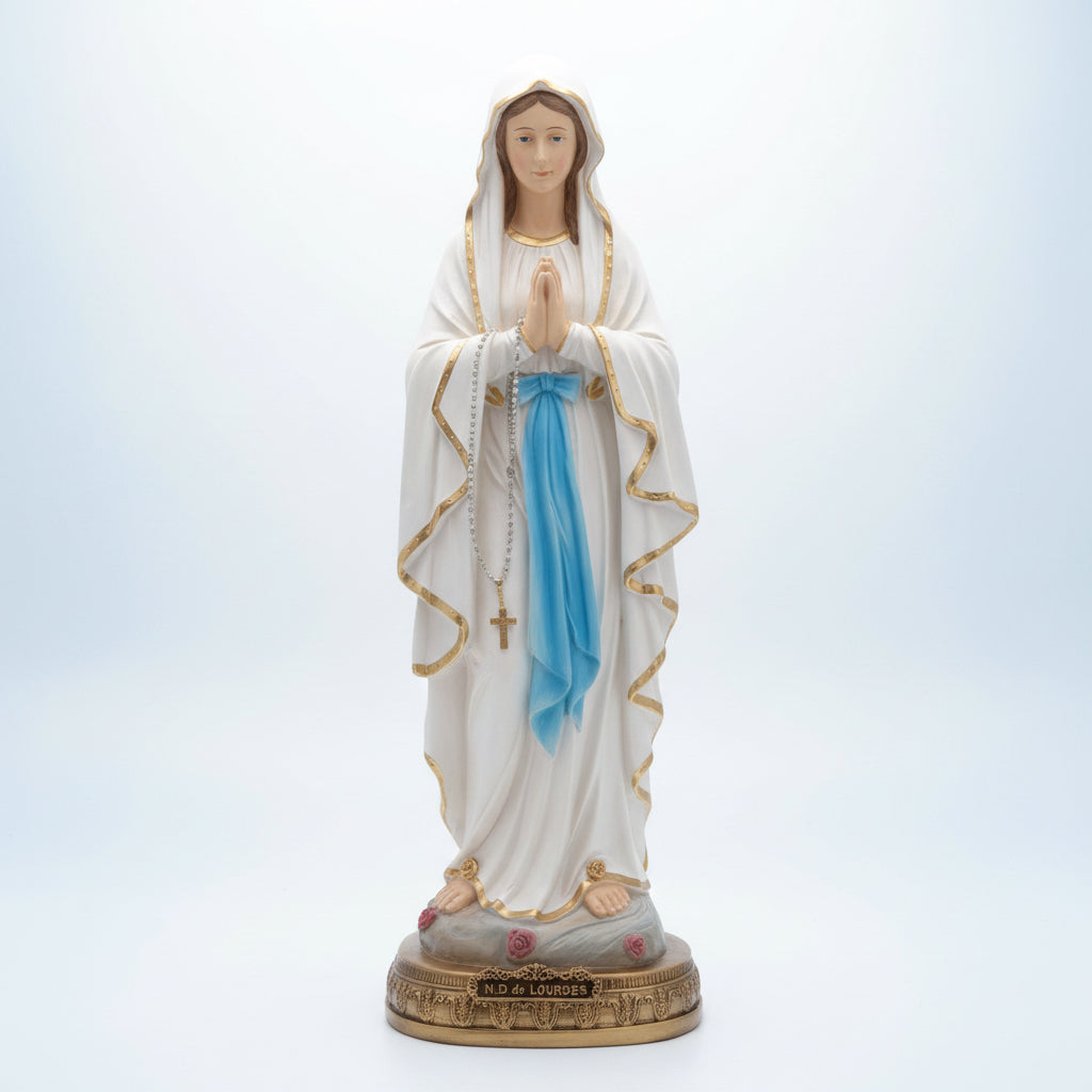 statue notre-dame de lourdes 120 cm sur socle bénie et passée sous la grotte visage paisible voile blanc dore robe blanche ceinture bleue grand chapelet dore oratoire collection priere tres belle taille