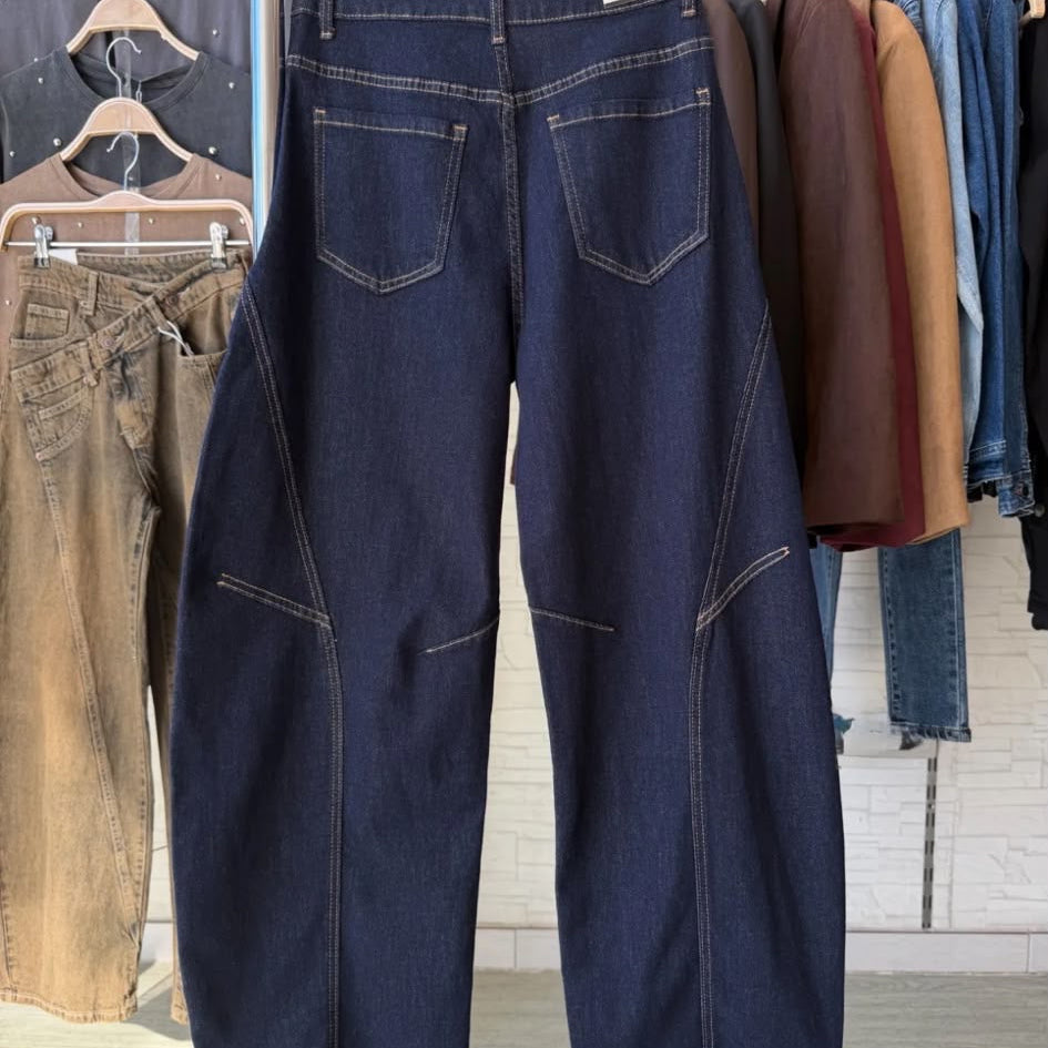Jean barrel YW1587J – jean balloon femme en denim brut sombre, taille haute asymétrique croisée, jambes larges arrondies et surpiqûres contrastées, style streetwear chic pour le quotidien