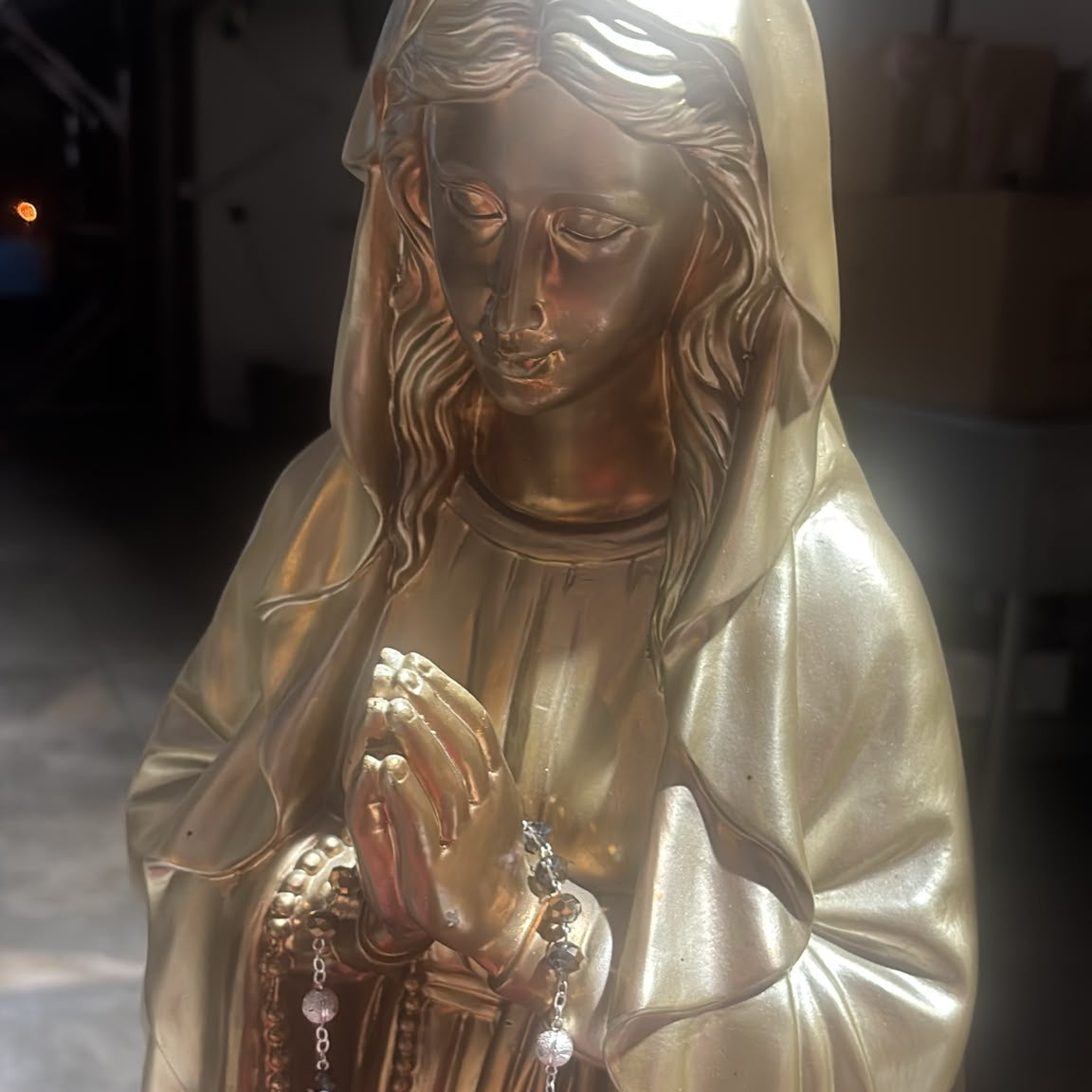 superbe statue dorée de la vierge marie en prière avec chapelet artisanal fait main - oeuvre d&