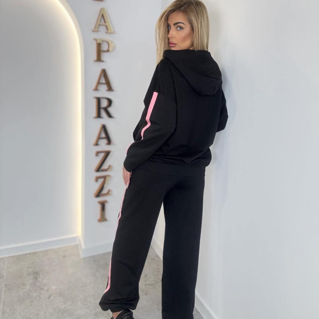 Paparazzi Fashion 0074 Jogging contrasté femme avec sweat à capuche et pantalon assorti, bandes roses et ailes en strass, tenue sport chic bleu ciel ou noir pour le quotidien vêtement femme de la collection Pap