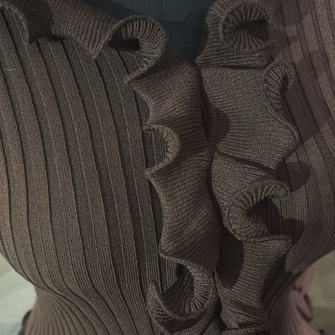 U20521 top moulant, cintré à la taille volant du décolleté au bas du buste