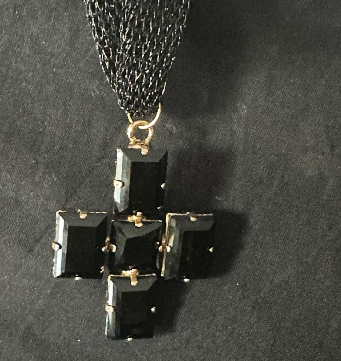 POPUP COLLIER GRAPHIQUE CROIX CRYSTAL NOIR