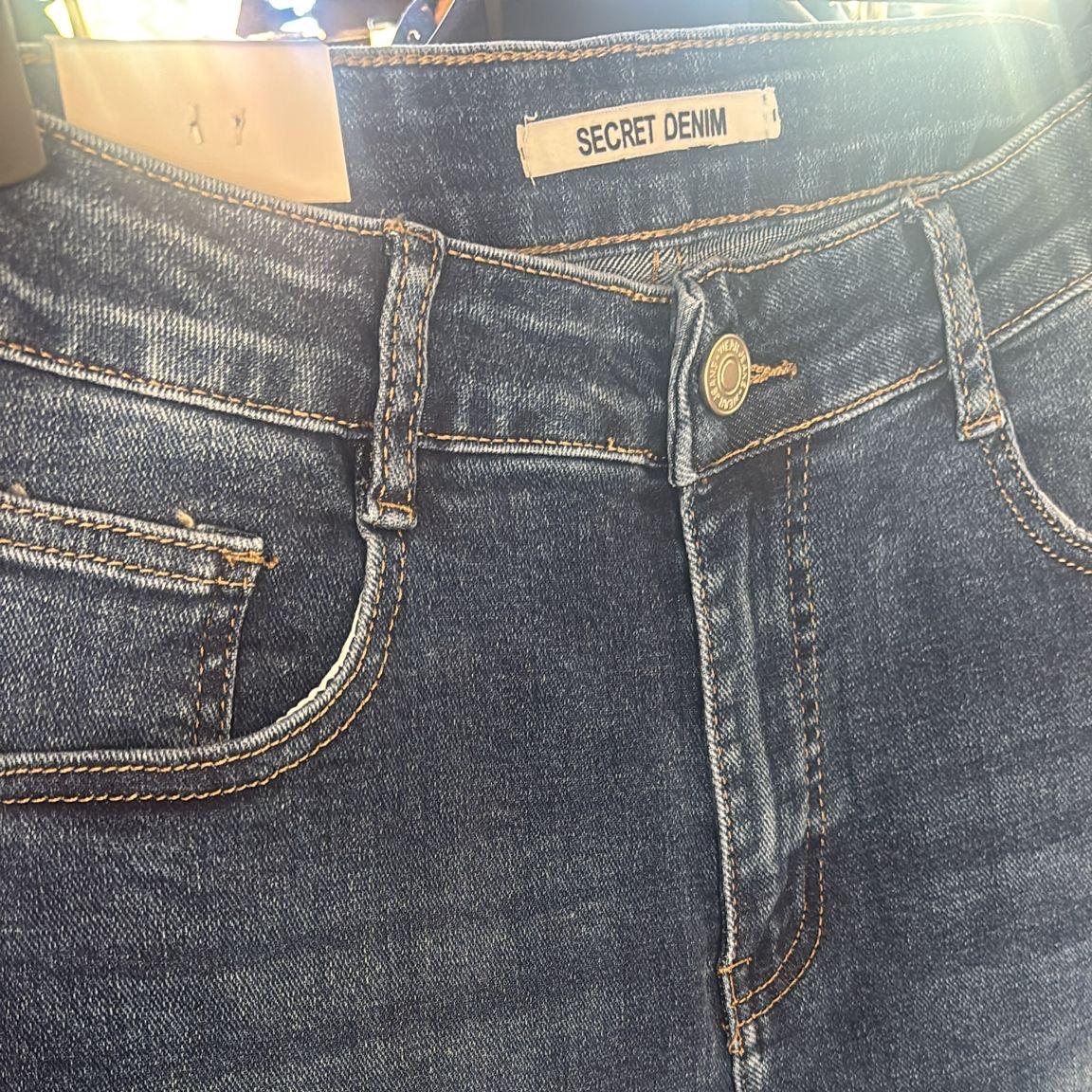 997 Jeans Slim Taille Haute en Denim Bleu avec Élasthanne pour Confort Optimal et Silhouette Affinée Idéal pour Tenue Élégante push up