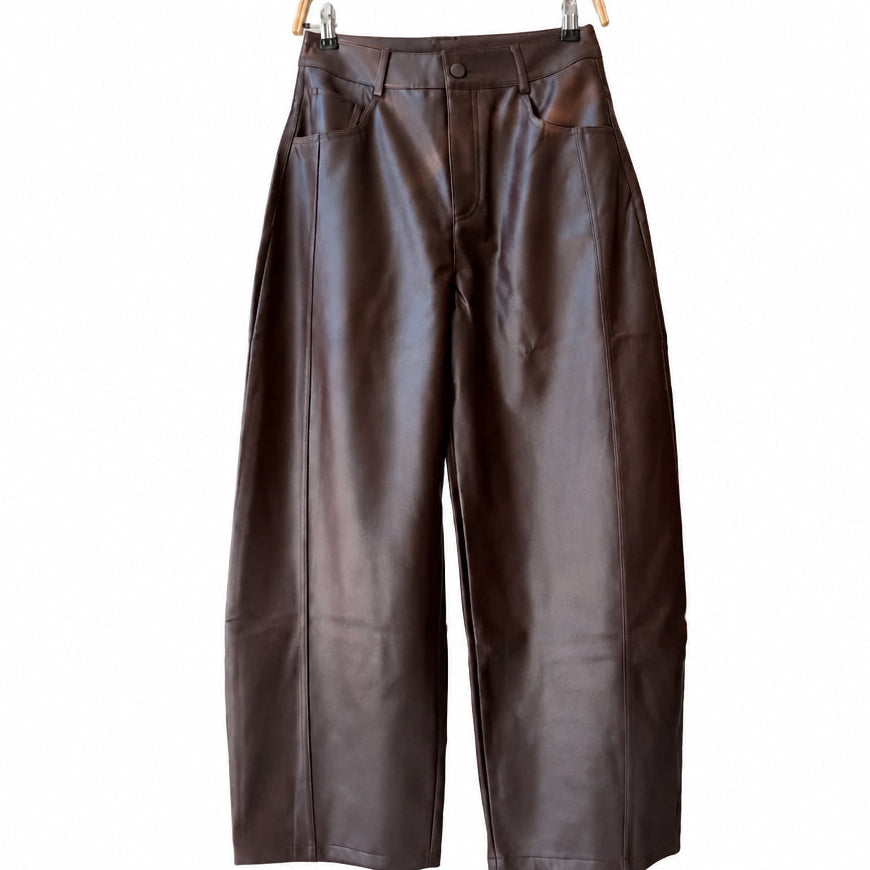 Pantalon chocolat MYX16426 – pantalon large femme en similicuir marron à taille haute, coupe droite ample, passants de ceinture et poches latérales, style chic à porter avec une blouse ou une veste courte pour une tenue de ville élégante
