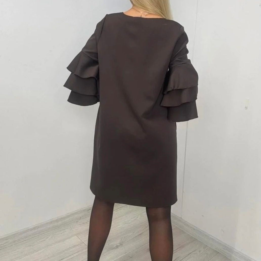 PAPARAZZI 1235 ROBE avec des volants au 3/4 des manches qui se terminent en tulle jusqu’au poignet.ceinture comprise à mettre ou pas