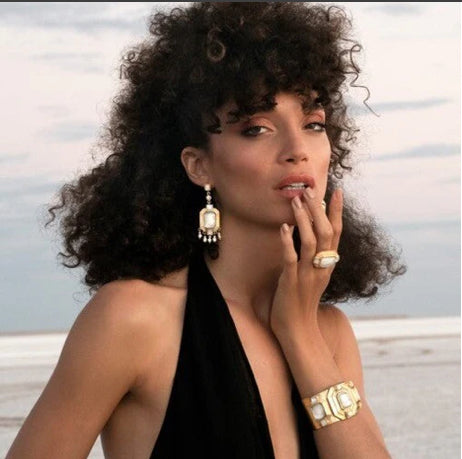 NIIKI PARIS NCE 461 Boucles d’oreilles forme géométrique perles nacrées.Tout les bijoux NIIKI indisponibles sont en précommande dans un délai de 15 jours ouvrables voir en privé avec Laetitia .