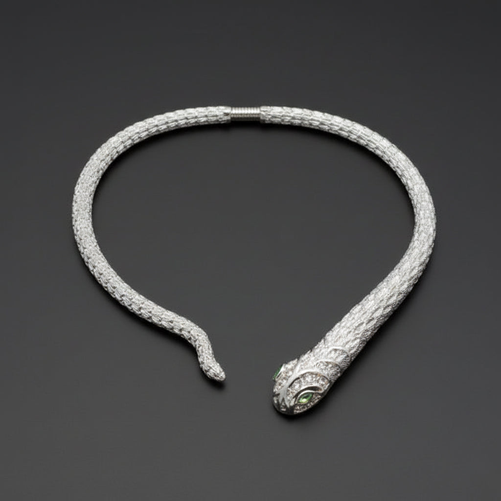 1016 NIIKI PARIS serpentia tour de coup sylver avec tête tour de cou sylver avec avec tête de serpent argent Tout les bijoux NIIKI indisponibles sont en précommande dans un délai de 15 jours ouvrables voir en privé avec Laetitia .