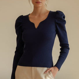 7233 top femme élégant en maille ultra extensible avec manches bouffantes structurées et décolleté cranté raffiné idéal pour une silhouette féminine et moderne en toute circonstance avec un confort absolument total