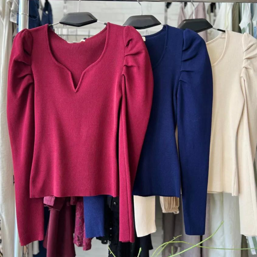 7233 top femme élégant en maille ultra extensible avec manches bouffantes structurées et décolleté cranté raffiné idéal pour une silhouette féminine et moderne en toute circonstance avec un confort absolument total