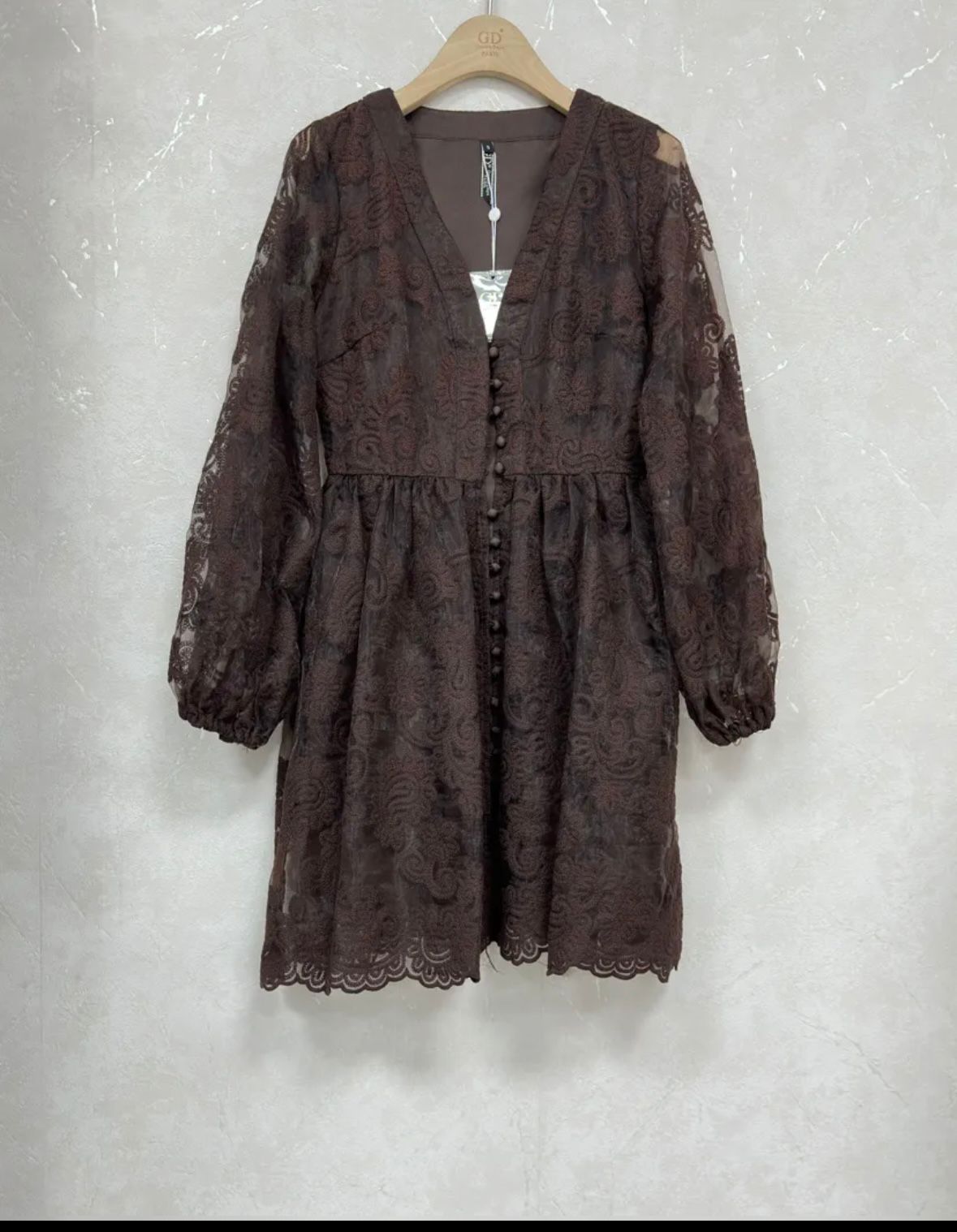 27506 Robe patineuse en dentelle élégante avec décolleté en V et manches longues resserrées par élastiques taille cintrée