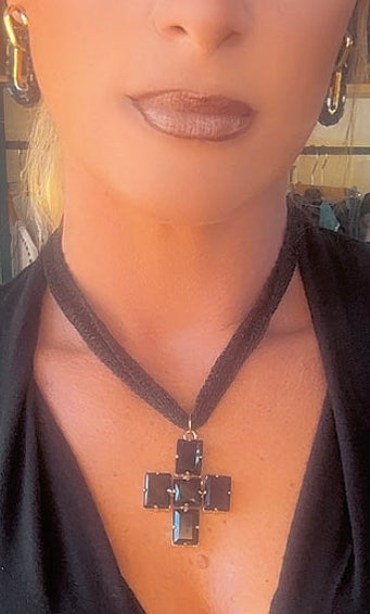 POPUP COLLIER GRAPHIQUE CROIX CRYSTAL NOIR