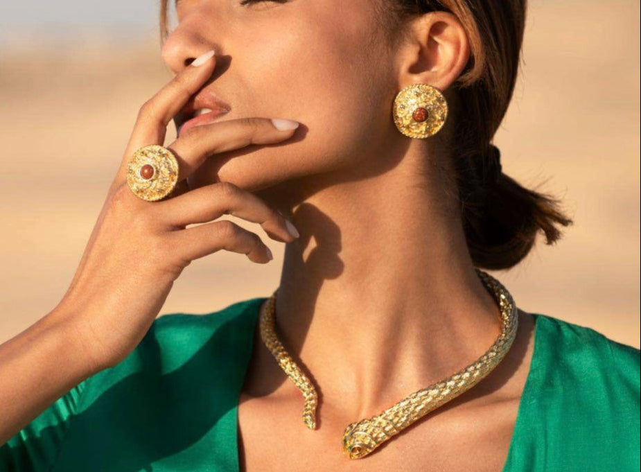 1016 NIIKI PARIS serpentia tour de coup sylver avec tête tour de cou sylver avec avec tête de serpent argent Tout les bijoux NIIKI indisponibles sont en précommande dans un délai de 15 jours ouvrables voir en privé avec Laetitia .