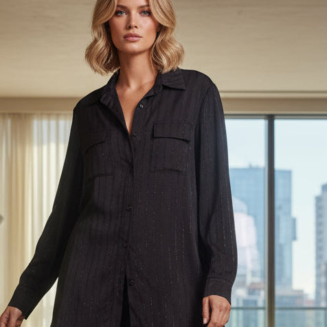 9291-ensemble deux pièces noir à rayures verticales scintillantes comprenant une chemise fluide à manches longues avec col classique, poches plaquées à rabat sur la poitrine et boutons à l&
