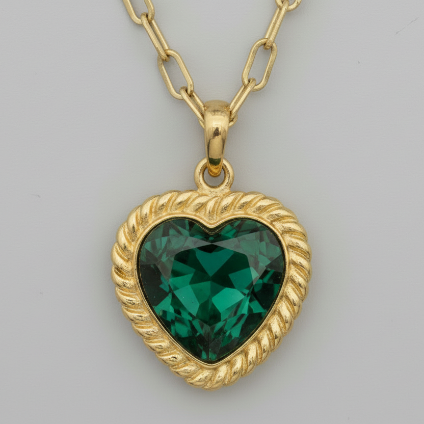 boucle cœur NIIKI PARIS boucle transparent disponible Crystal (blanc) vert,bleuet rouge.Boucles d oreilles assorties Tout les bijoux NIIKI indisponibles sont en précommande dans un délai de 15 jours ouvrables voir en privé avec Laetitia .