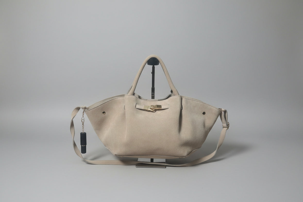 1052 sac en daim(cuir retourné et traité)  très bonne qualité avec une boucle DORE pour fermeture à se et bamdouiliere(30cm de large sur 20 de haut)