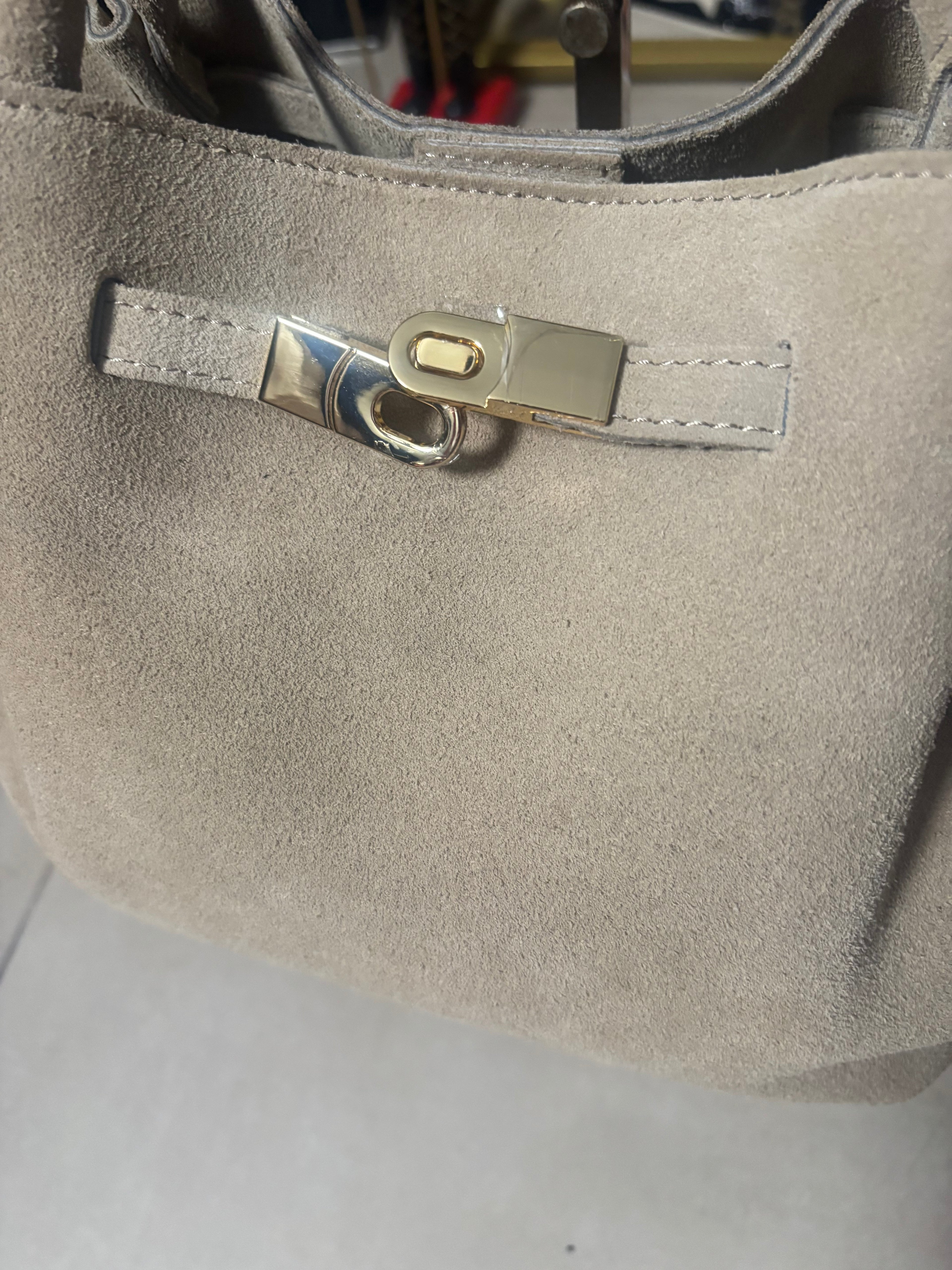 1052 sac en daim(cuir retourné et traité)  très bonne qualité avec une boucle DORE pour fermeture à se et bamdouiliere(30cm de large sur 20 de haut)