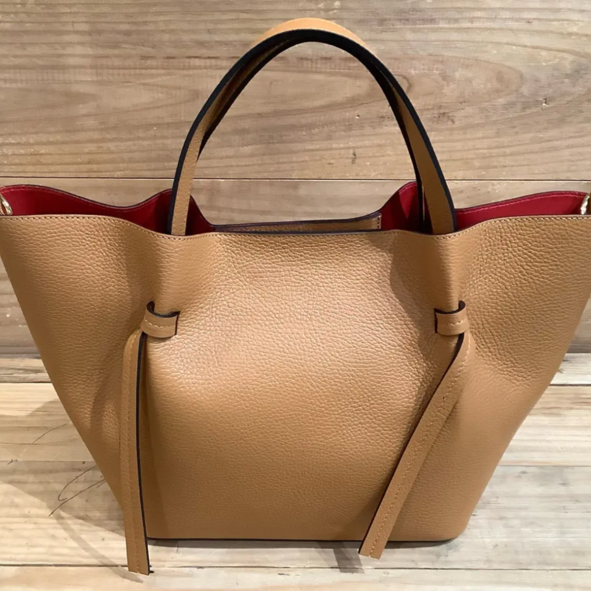 SAC CABAS 57942 confectionné en cuir grainé de haute qualité avec une doublure contrastante, doté de anses élégantes et d&