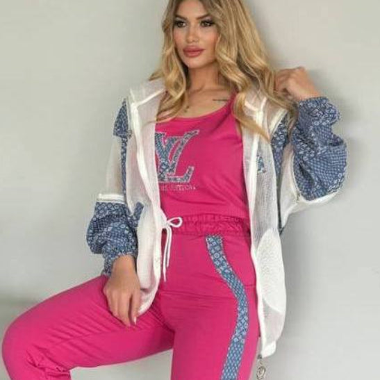 ENSEMBLE 3 Pièces 1000 couleur rose fuchsia pour femme avec veste légère transparente à capuche et finitions à motifs bleus, pantalon ajusté et haut sans manches assorti.