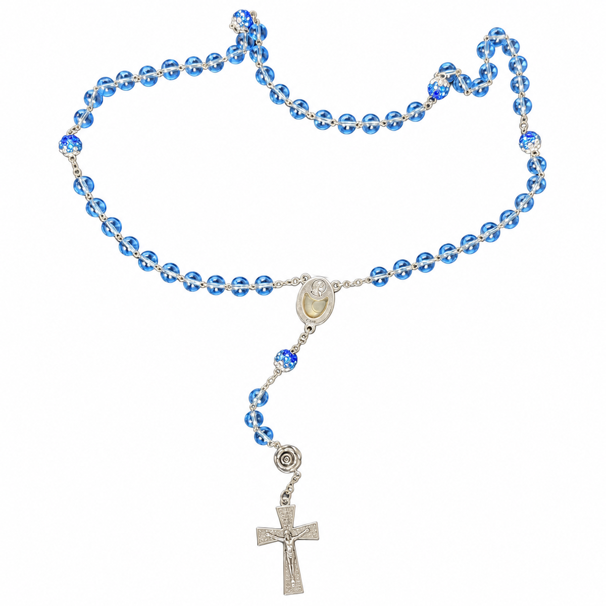 Chapelet de Lourdes bleu ciel plaqué argent, entier sur fond blanc