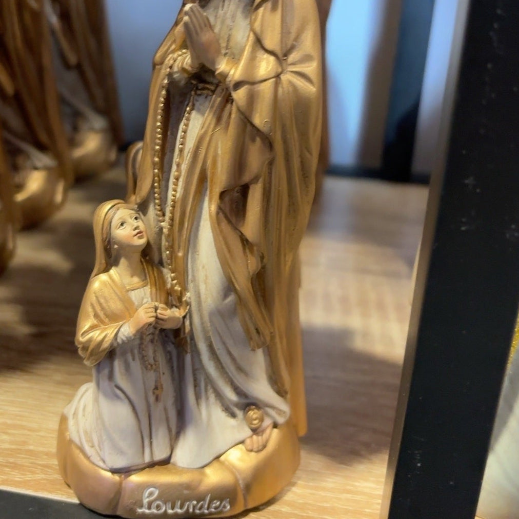 Photo réelle de la Vierge Marie dorée avec Bernadette, taille à confirmer