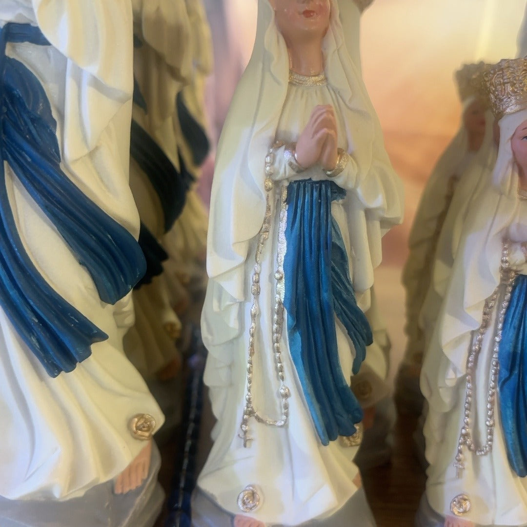 Vierge couronnée photo carrée 1