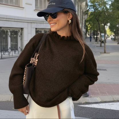 Pull romantique U6081 – pull femme en maille marron chocolat avec col montant volanté, manches bouffantes et poignets resserrés à volants, pièce chic pour les journées d&