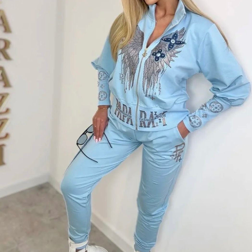 0090 PAPARAZZI ensemble jogging bleu ciel paparazzi luxe avec ailes en strass argentés et cristaux scintillants coupe slim fit glamour tendance