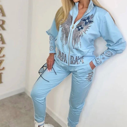0090 PAPARAZZI ensemble jogging bleu ciel paparazzi luxe avec ailes en strass argentés et cristaux scintillants coupe slim fit glamour tendance