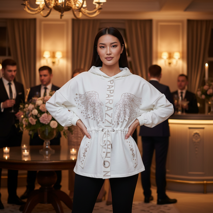 0075 PAPARAZZI Ensemble sweat à capuche blanc chic avec ailes en strass dorés - coupe oversize ajustable à la taille et détails bijoux Paparazzi - style urbain glamour et confort premium