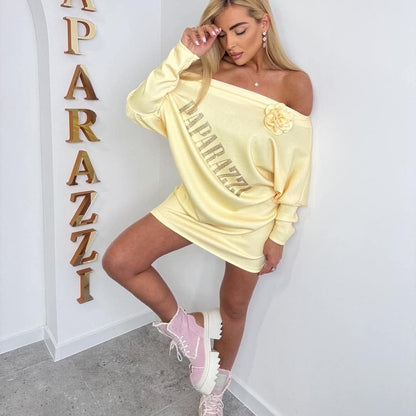 PAPARAZZI 799  robe tunique glamour à épaules dénudées : coupe over size confortable, détails fleur 3d élégante et logo strass scintillant – le look chic et féminin indispensable pour rayonner cette saison !