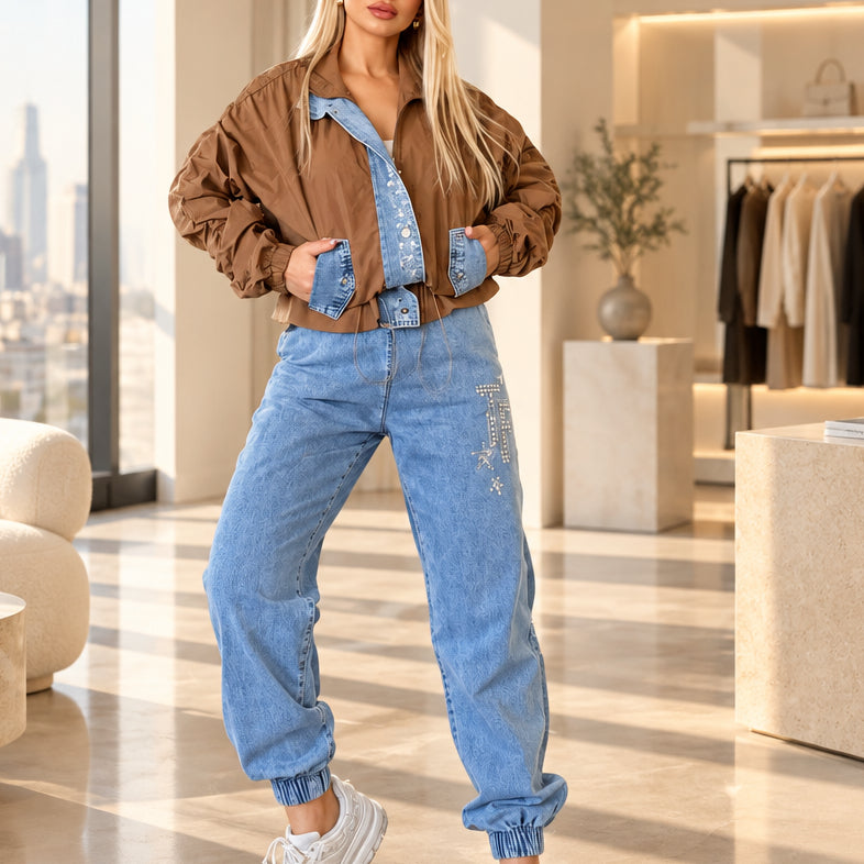 Ensemble denim 2061 – Tatu Fashion deux pièces femme avec veste bomber marron à empiècements jean et pantalon jogger en denim clair, détails brillants pour un look streetwear original